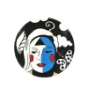 Boutiques de musées Badge La tête dans le décor- Exposition Karina Bisch