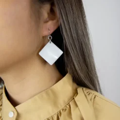 Boutiques de musées Boucles d'oreilles Carrés en nacre blanche - L'Indochineur