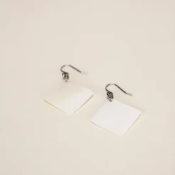 Boutiques de musées Boucles d'oreilles Carrés en nacre blanche - L'Indochineur
