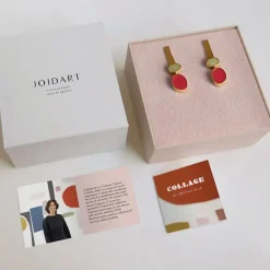 Boutiques de musées Boucles d'oreilles dorées Collage rouge - Joidart Outlet