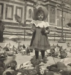 Toiles Sur Châssis|Panneaux Acryliques<Boutiques de musées Devant le Dôme, Bernadette donne du grain aux pigeons (toiles sur châssis)