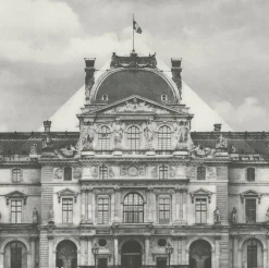 Boutiques de musées Estampe Le Louvre revu par JR, 20 juin 2016 © Pyramide, architecte I.M. Pei, musée du Louvre, Paris, France Sale