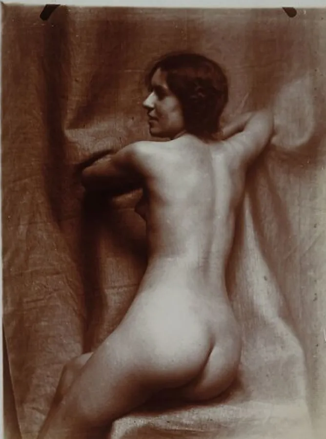 Panneaux Aluminium|Toiles Encadrées<Boutiques de musées Femme nue assise de trois-quarts dos, sur une chaise, visage de profil gauche (panneaux aluminium)