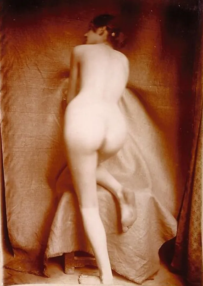 Boutiques de musées Femme nue de dos, genou droit appuyé sur un tabouret (toiles sans cadre) Sale