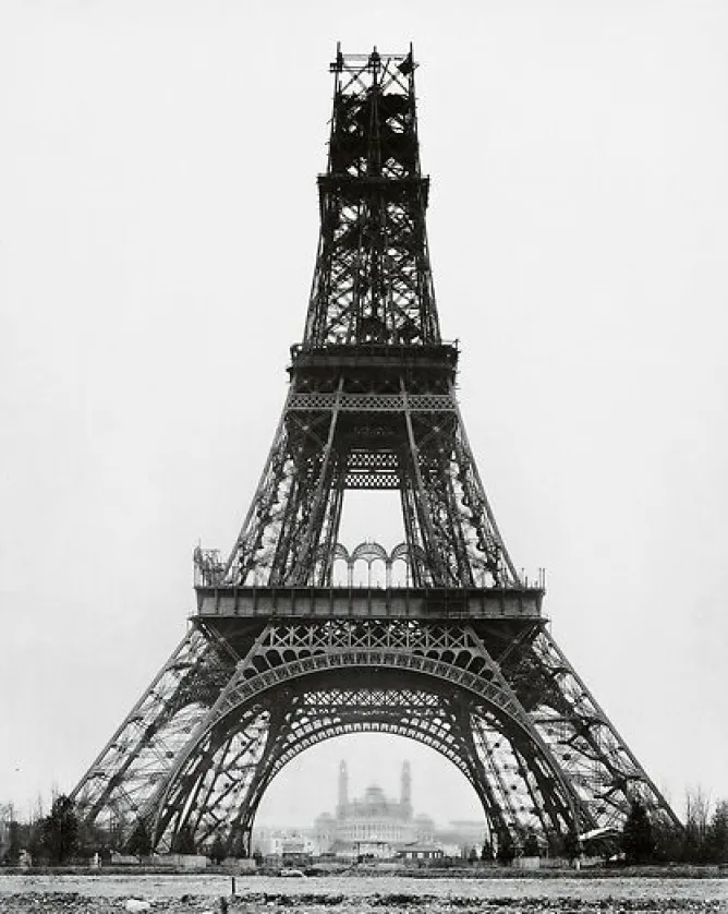 Boutiques de musées La Tour jusque presque la plateforme intermédiaire entre le 2e et 3e étage (panneaux aluminium) Best