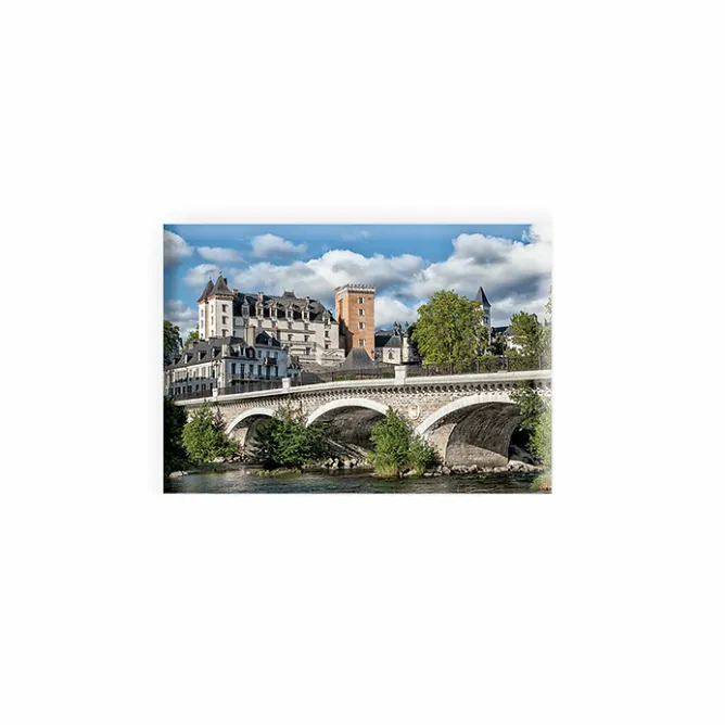 Boutiques de musées Magnet - Vue du château de Pau depuis le pont surmontant le cours d'eau Online