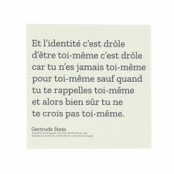 Accessoires Lunettes<Boutiques de musées Microfibre citation Gertrude Stein - Et l'identité c'est drôle... - 14x14 cm