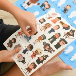 Loisirs Créatifs<Boutiques de musées Poster pédagogique Personnages célèbres + 44 stickers - Poppik