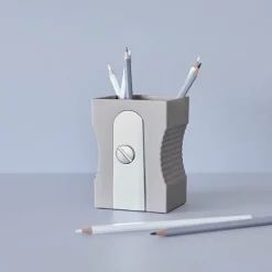 Design|Accessoires De Bureau<Boutiques de musées Pot à crayons en plastique - Taille-crayon Gris - Balvi